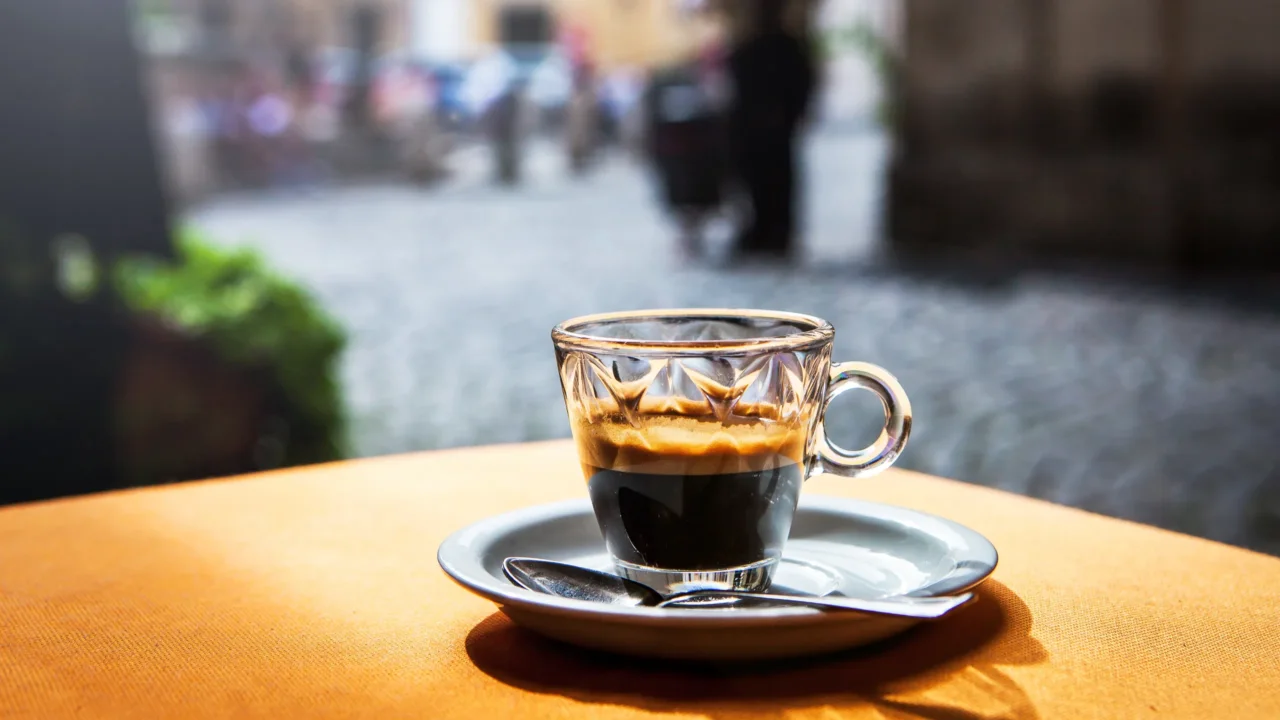 Bevi caffè ogni giorno? Ecco la verità sulla sostanza potenzialmente cancerogena che contiene